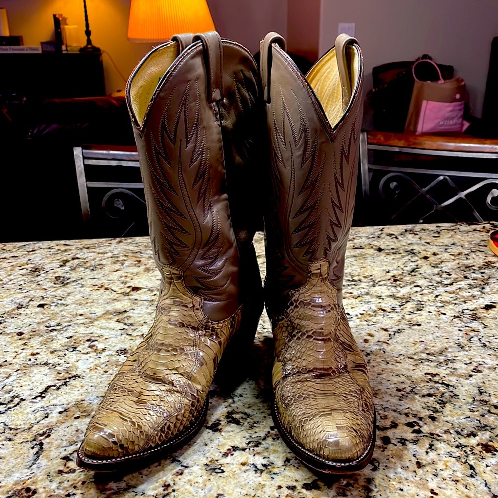 Beautiful snake and leather mens Western boots. Leather pouch included